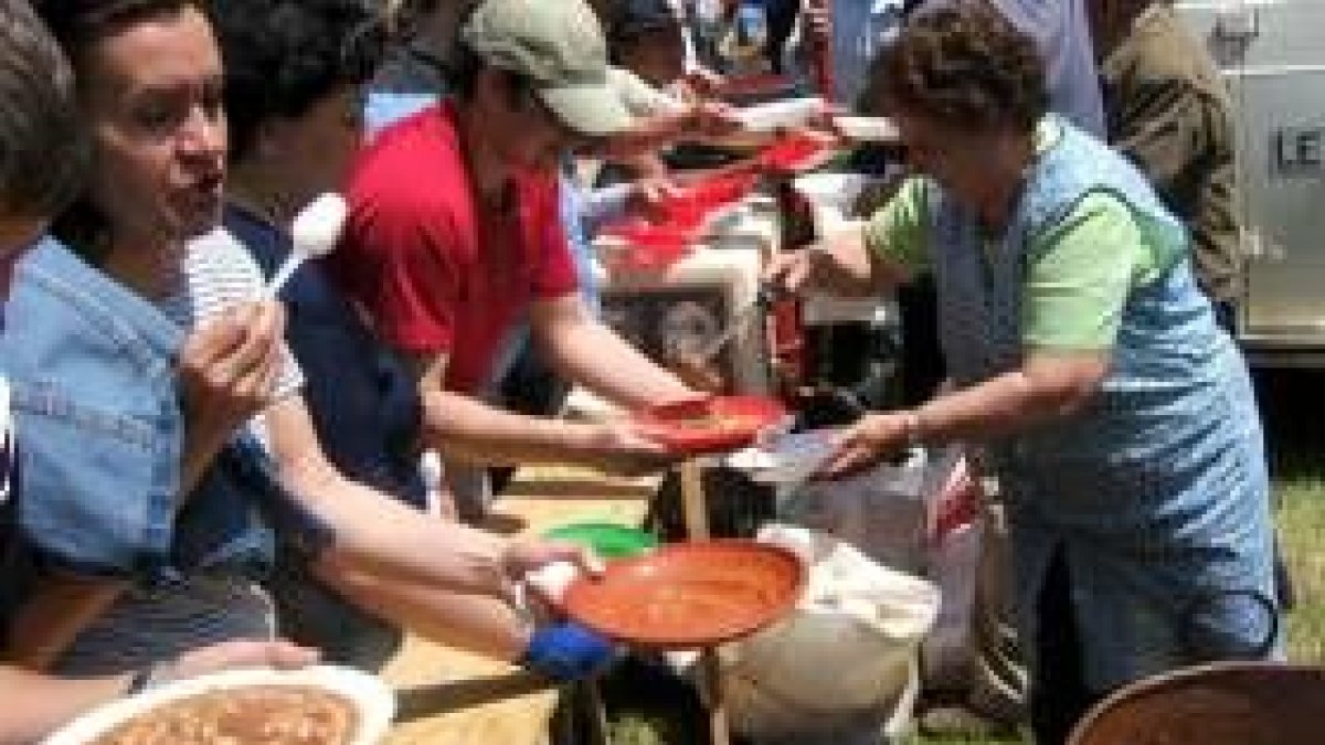 La romería de Villafrías concluyó con una comida para los vecinos de Vegas y Villanueva