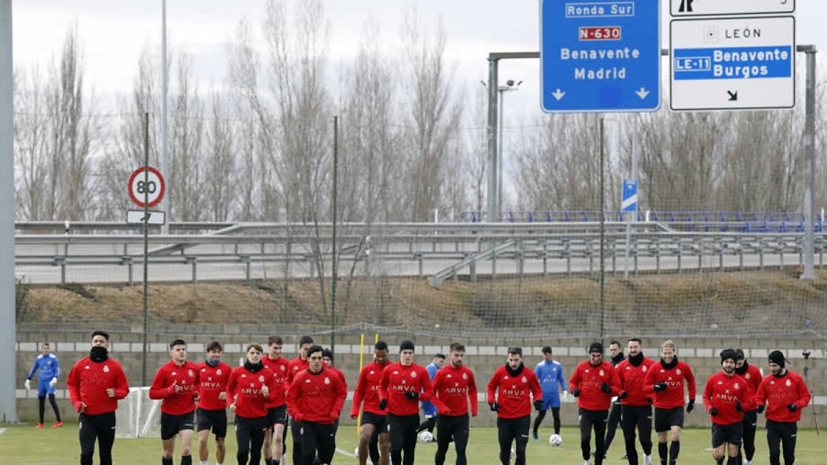 Los jugadores de la Cultural, durante un entrenamiento. MARCIANO PÉREZ