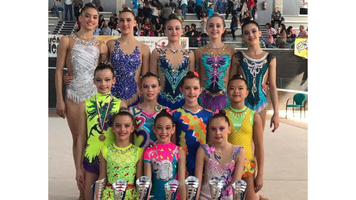 Las integrantes del Club Ritmo que brillaron en el Campeonato de Castilla y León. PELAYO