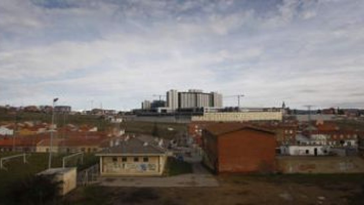 La mitad del campo de fútbol ocupa un terreno privado, junto a las escuelas en las que se harán las