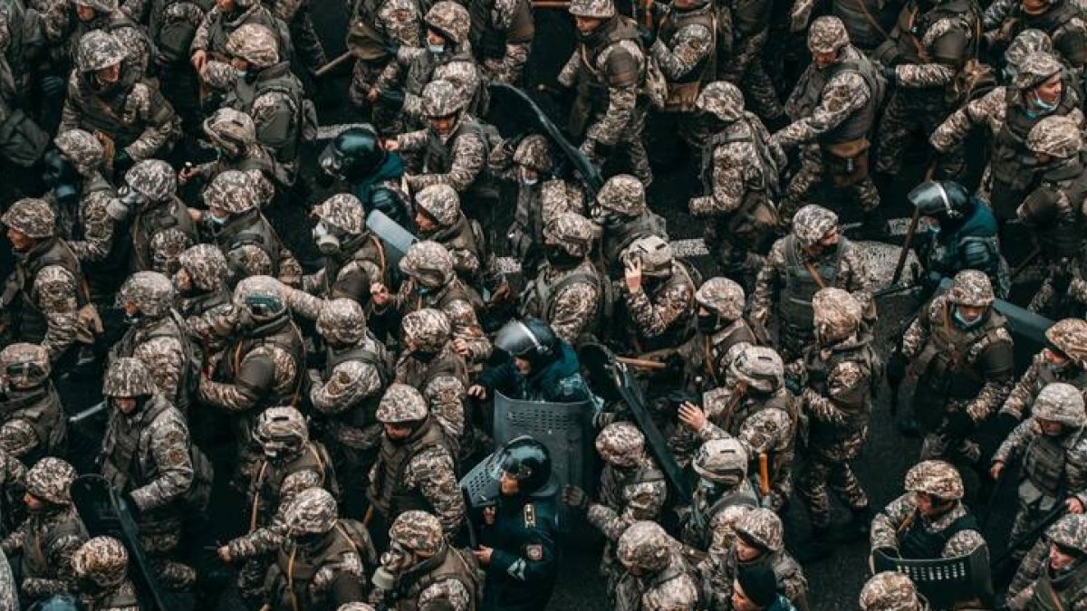 Policías antidisturbios, ayer en Kazajistán. ALEXANDER KUZNETSOV