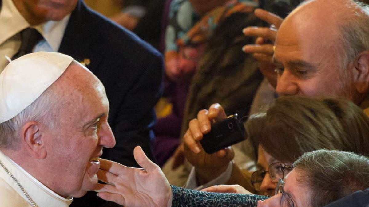 Una creyente estira el brazo para tocar al papa al final de la ceremonia de vigilia en Roma.