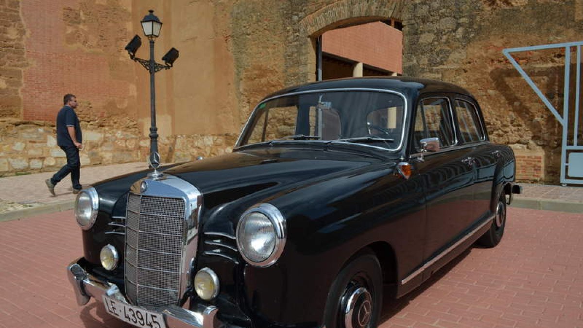 Uno de los vehículos colocado ayer a la entrada del Palacio de los Guzmanes