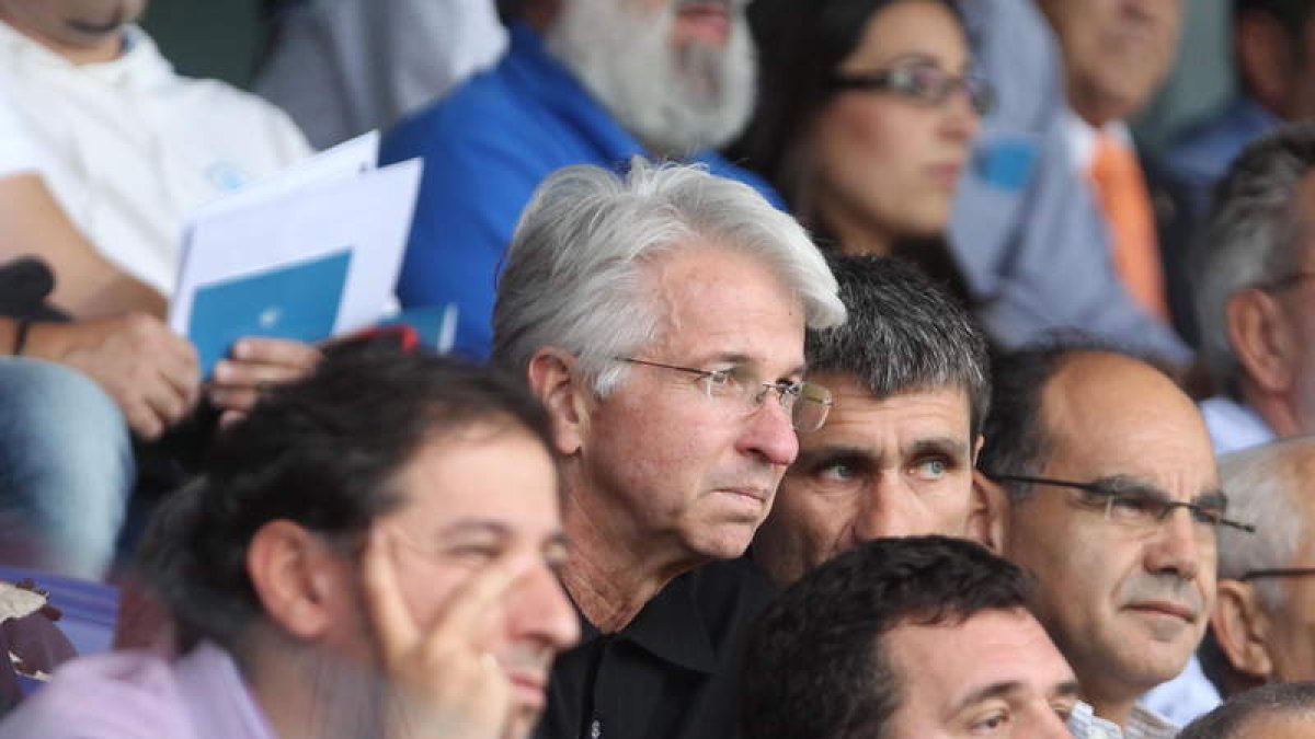 El ejecutivo del Arsenal, Richard Law, presenció el partido de la Deportiva desde el palco de El Toralín junto a Tomás Nistal.