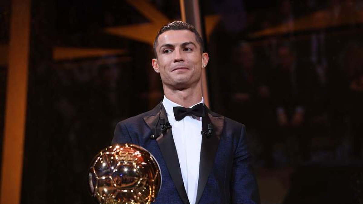 Cristiano Ronaldo posa con el Balón de Oro tras la ceremonia celebrada en París. FAUGERE FRANCK