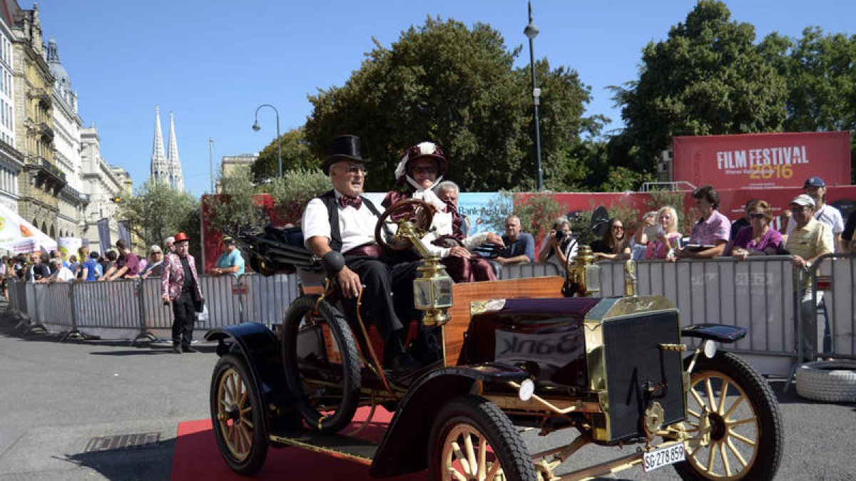 Cerca de 300 coches de hasta un siglo de vida circulaban ayer por la capital de Austria. FRANGALVEZ