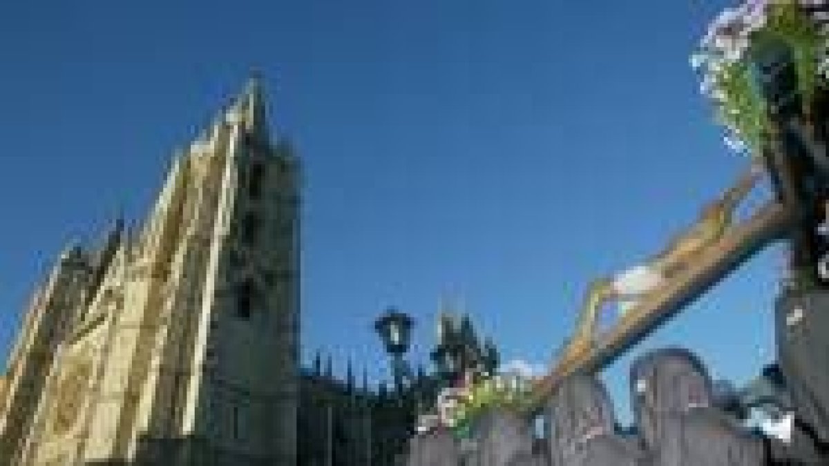Imagen de la procesión del Perdón del año pasado, con los presos pujando el Cristo de la Esperanza