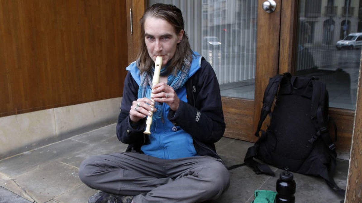 La alemana Julia Madia toca la flauta en la calle para recaudar dinero para comer