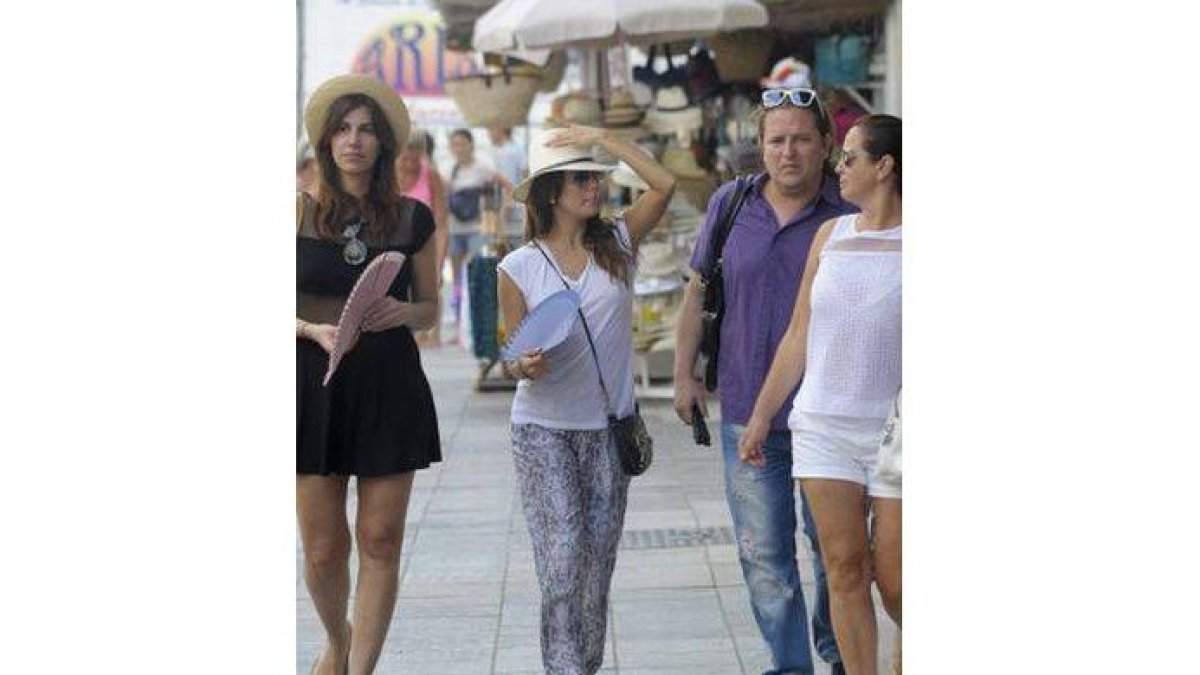 La actriz Eva Longoria, de paseo con sus amigas por las calles de Marbella, ayer.