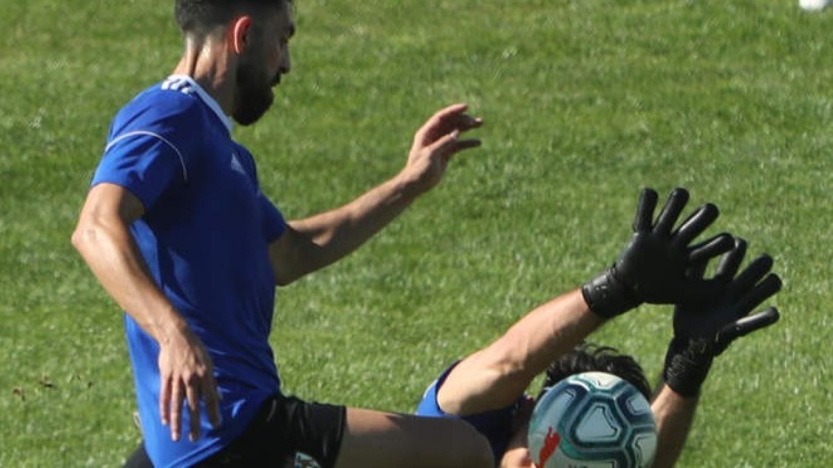 La SD Ponferradina regresa hoy a los entrenamientos para preparar el partido ante el Mirandés. L. DE LA MATA