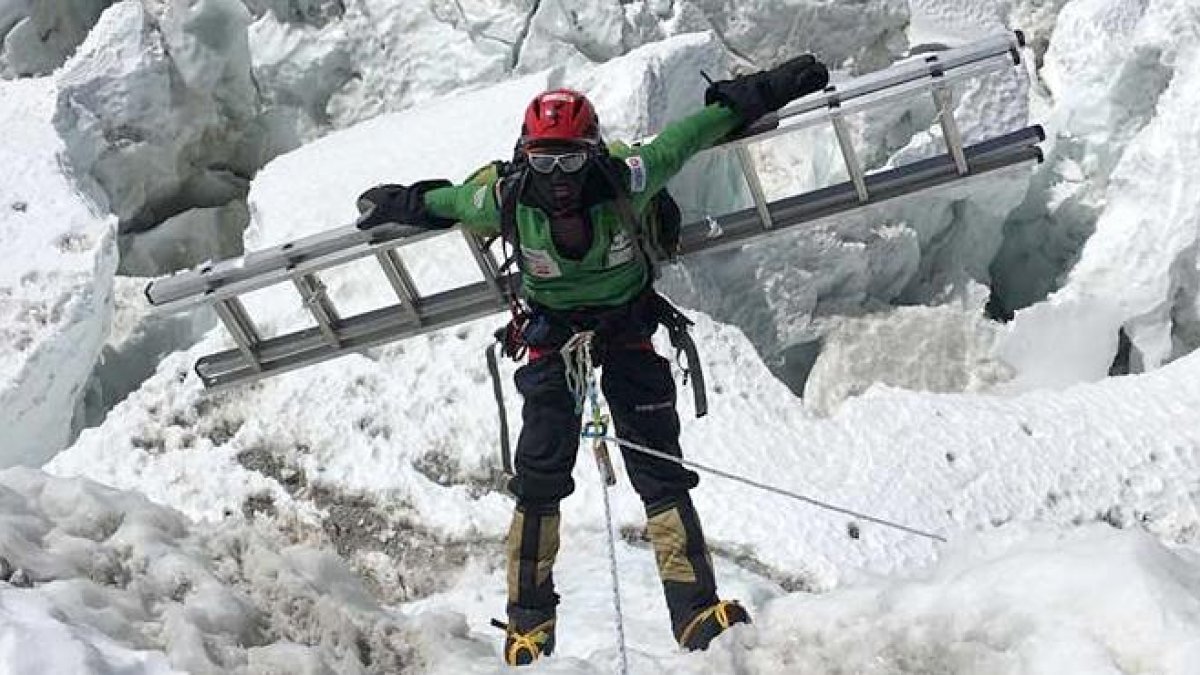 Alex Txikon ya está de nuevo en el campo base del Everest (5.250 metros), adonde llegó el sábado en helicóptero tras una semana de descanso en Kathmandú. El alpinista vasco, que aspira a convertirse en el primer extranjero que asciende al techo de mundo (