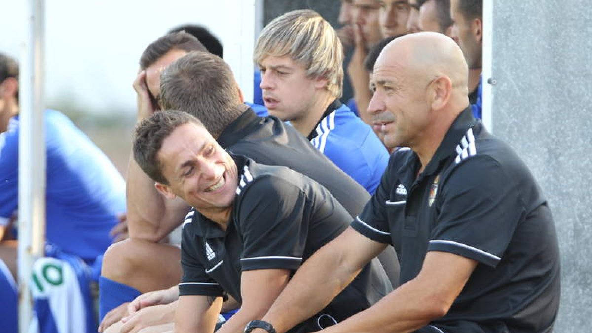 Dani Borreguero y Claudio, en el banquillo durante el partido del pasado sábado ante la Toralense.