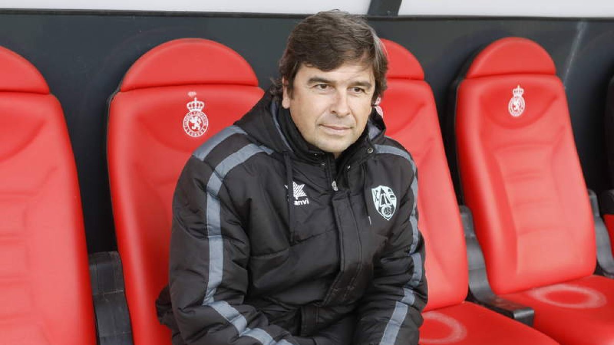 Eduardo Docampo, sentado en el banquillo de la Cultural en el estadio Reino de León. MARCIANO PÉREZ