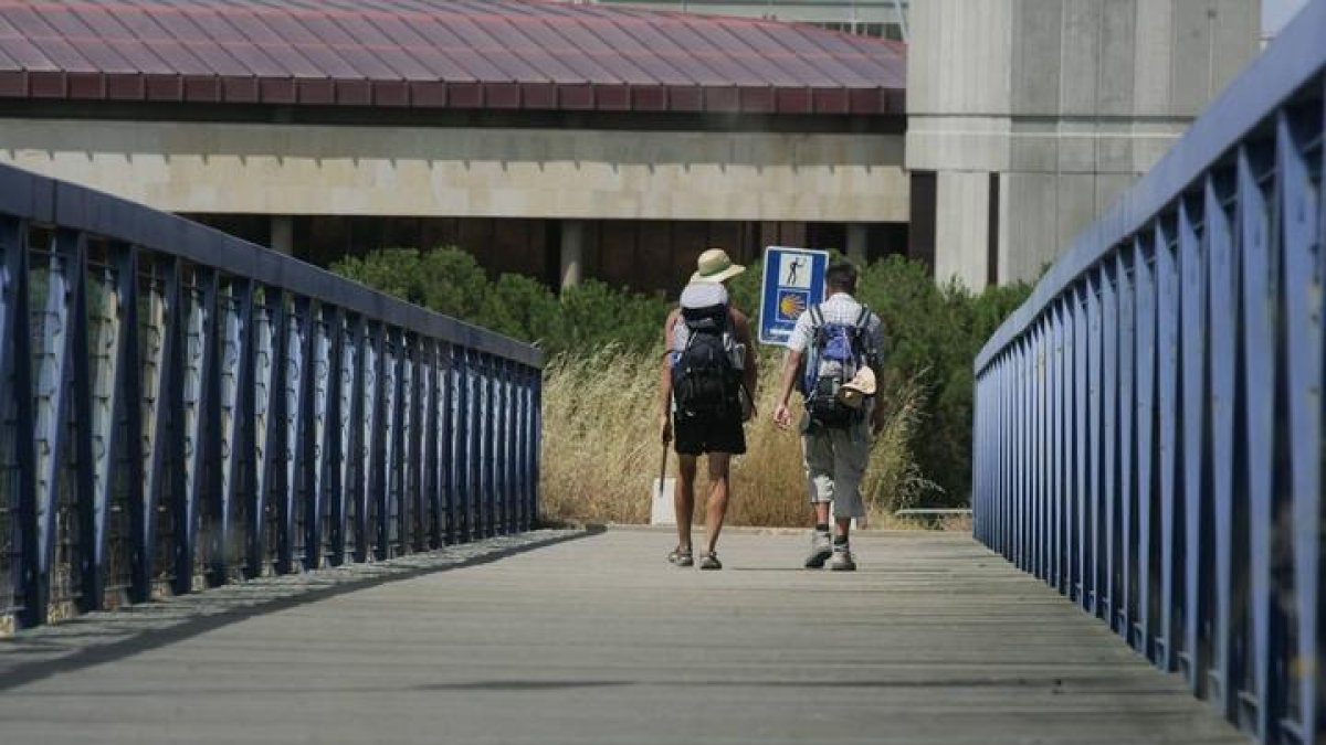 Imagen de la entrada del Camino de Santiago a León por Puente Castro. FERNANDO OTERO