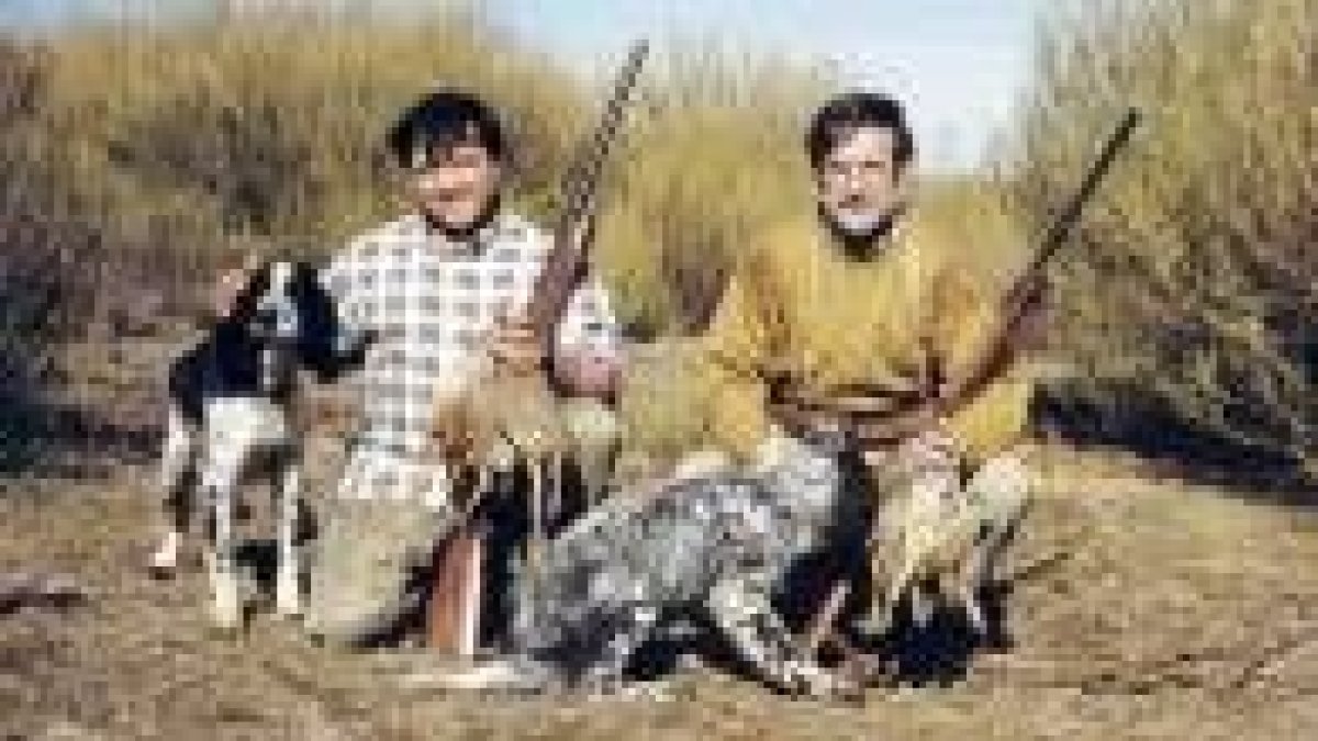 Cazadores con perros de raza setter, en un descanso de la jornada