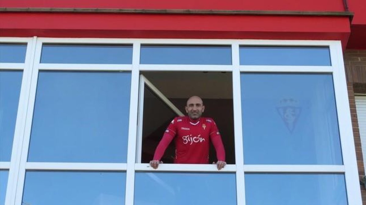Abelardo Fernández (Gijón, 1970), asomado a una ventana de las instalaciones de Mareo