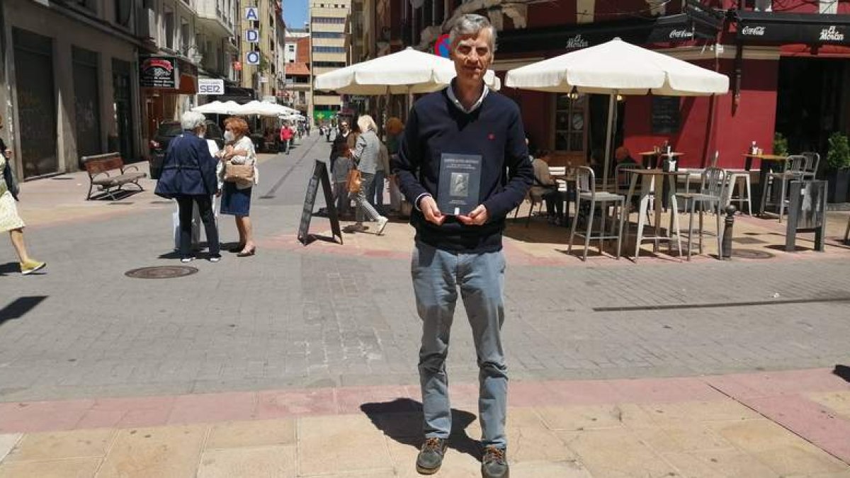 El autor del libro, Fernández Llamas. Abajo, la portada del número 2 de Diario de León, donde escribe López Argüello.