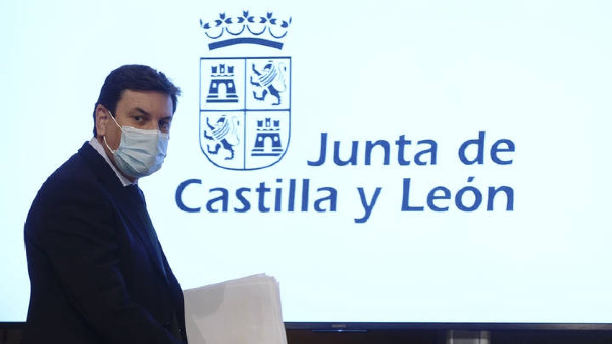 El consejero de Economía y Hacienda y portavoz en funciones de la Junta de Castilla y León, Carlos Fernández Carriedo, comparece este jueves en la rueda de prensa posterior al Consejo de Gobierno. NACHO GALLEGO