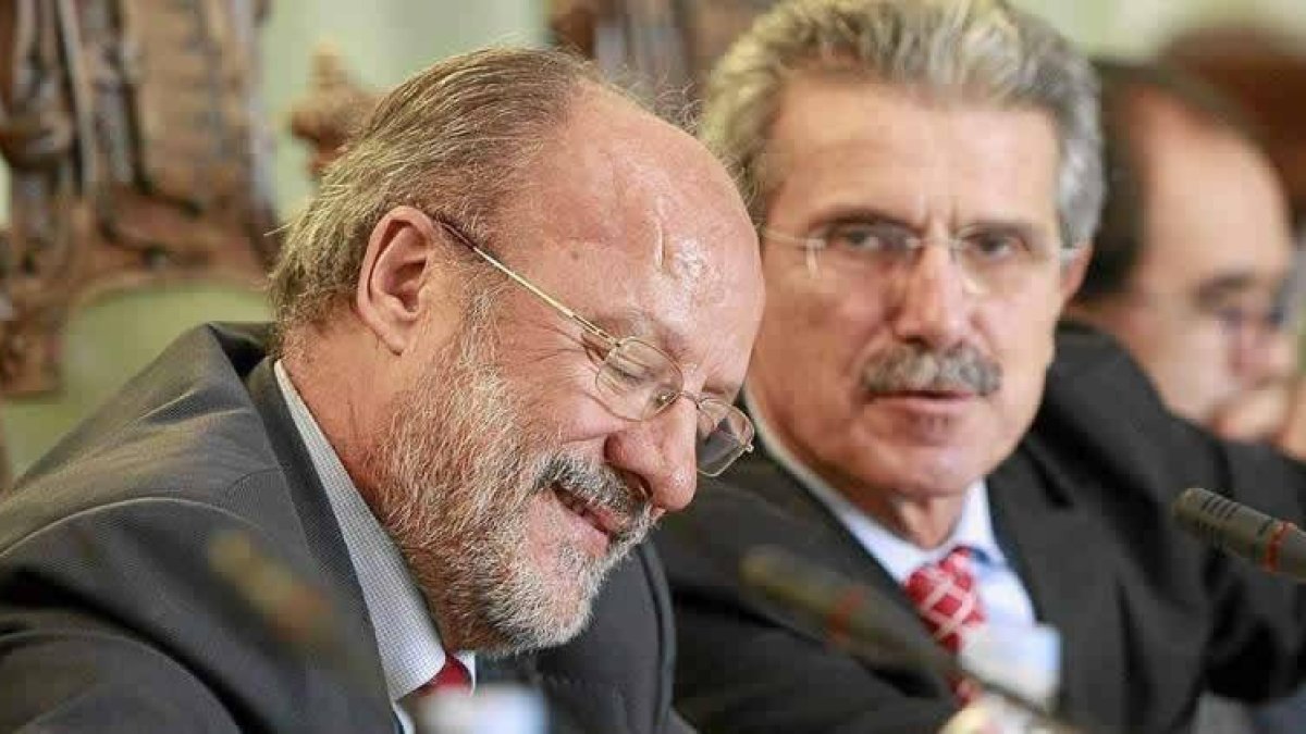León de la Riva, junto al concejal de Hacienda, Alfredo Blanco, ayer en el Pleno.