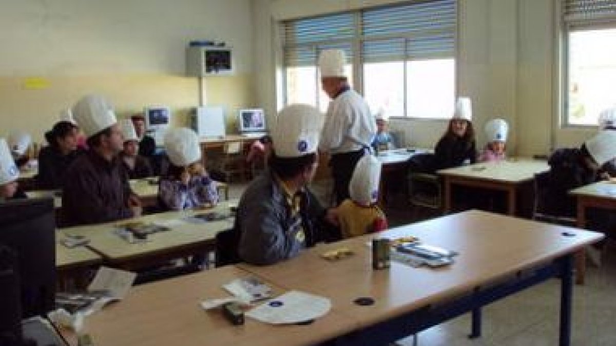El cocinero leonés Emilio Rodríguez fue el conductor de la jornada a la que asistieron 60 niños.