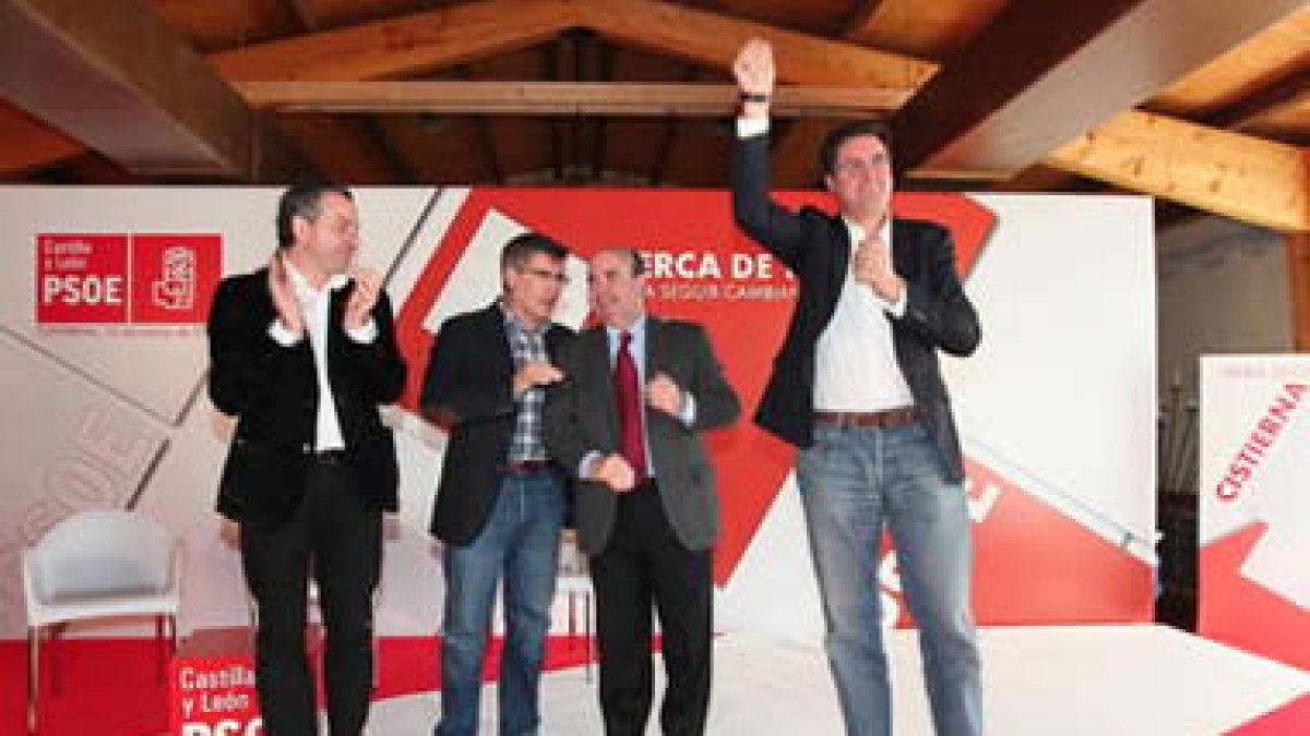 Nicanor Sen, Francisco Fernández, Gaspar Zarrías y Óscar López, ayer en Cistierna.
