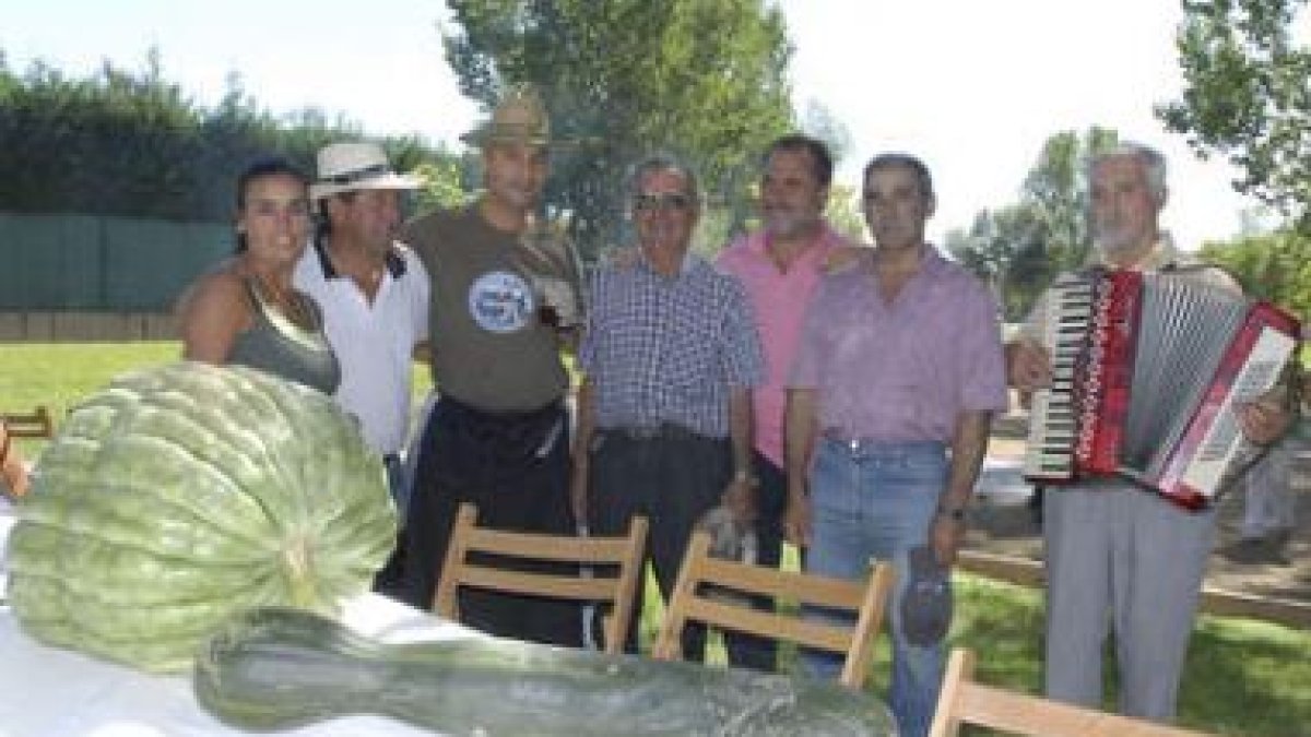 Vecinos de Carbajal de la Legua, durante la tradicional comida de hermandad.