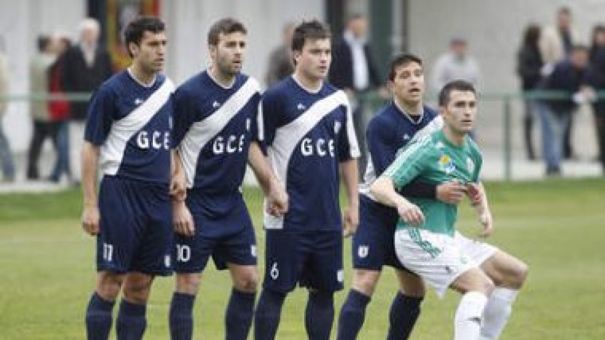 Víctor, de verde, es uno de los habituales en el once titular.