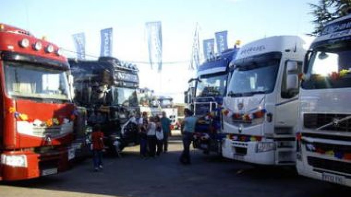 Los camiones se engalanaron para recibir la bendición.