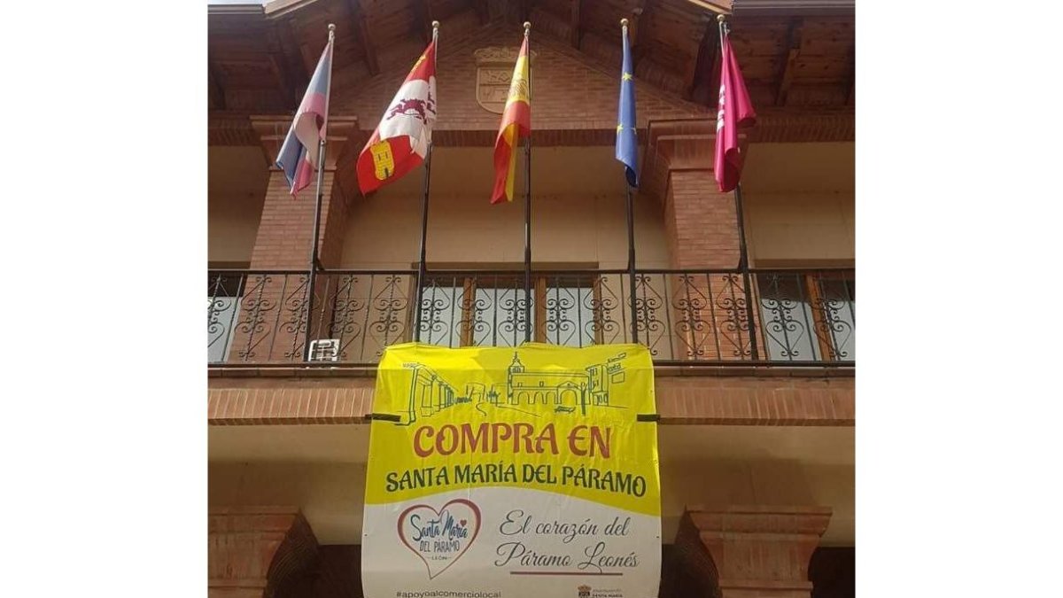 Pancarta en la fachada del Ayuntamiento de Santa María. DL