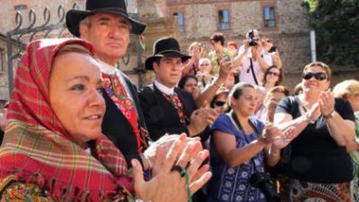 La pareja contrayente recibe los aplausos del público en la puerta de la iglesia.