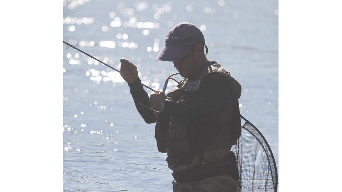 Los amantes a la pesca tienen todo preparado para acudir a los ríos el domingo.