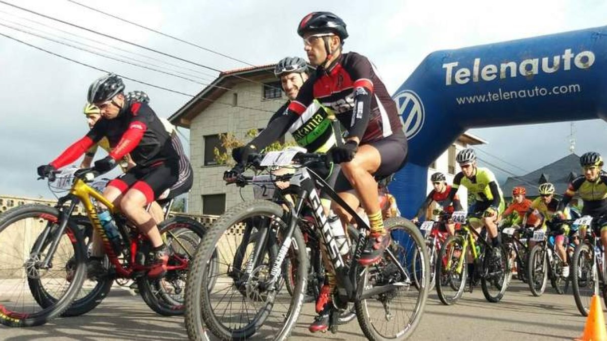 La salida desde La Tercia contó con 120 bikers dispuestos a luchar por los puestos de honor. INTERVAL