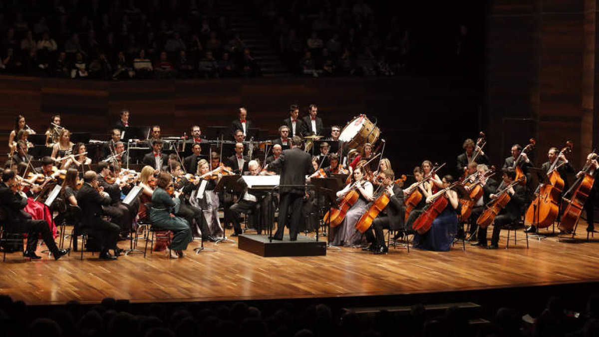 La Orquesta Sinfónica de León Odón Alonso.