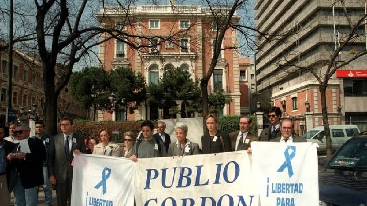 La esposa de Publio Cordón, junto a familiares y amigos, en una de las manifestaciones, pidiendo la liberación del empresario.
