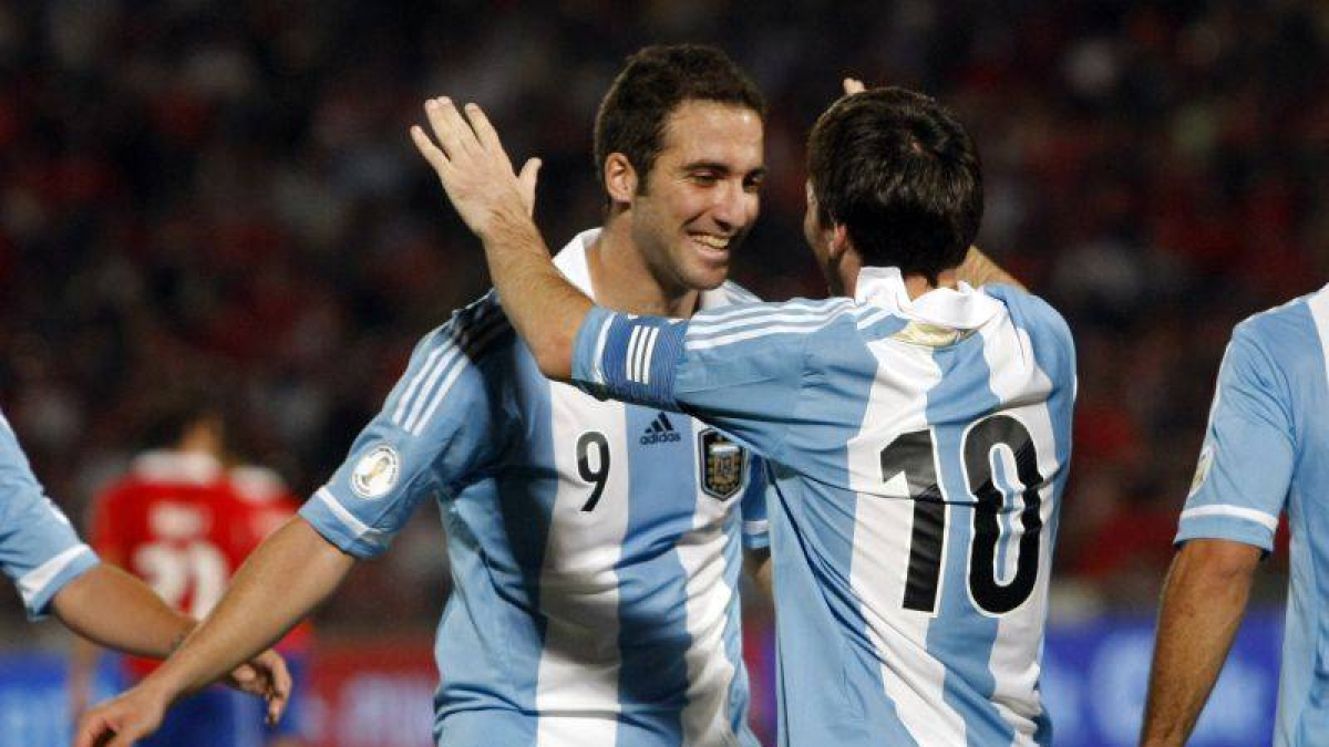 Higuaín y Messi se abrazan tras marcar uno de los tantos del encuentro.
