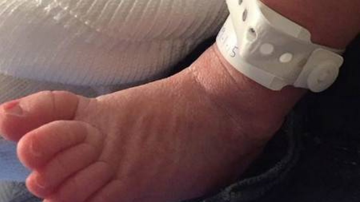 Los pies del pequeño Sasha.