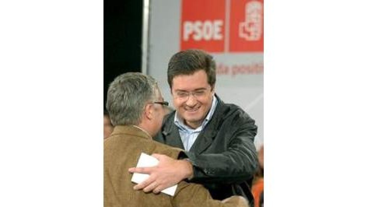 López, a la derecha, cuenta con el apoyo de José Blanco, de espaldas