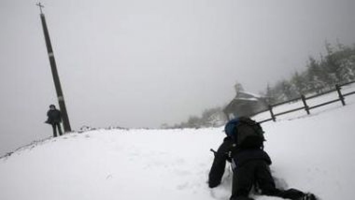 Un peregrino intenta llegar a la Cruz de Ferro durante una tormenta