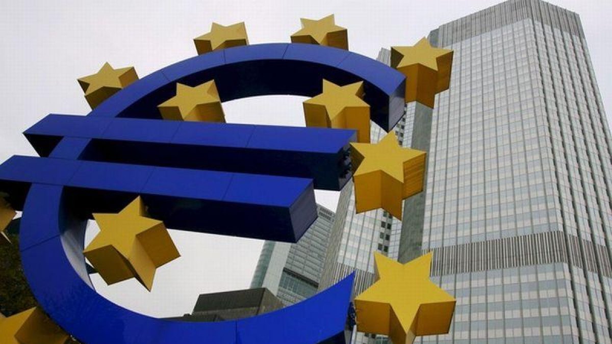 Logotipo del euro ante la sede del Banco Central Europeo, en Fráncfort.