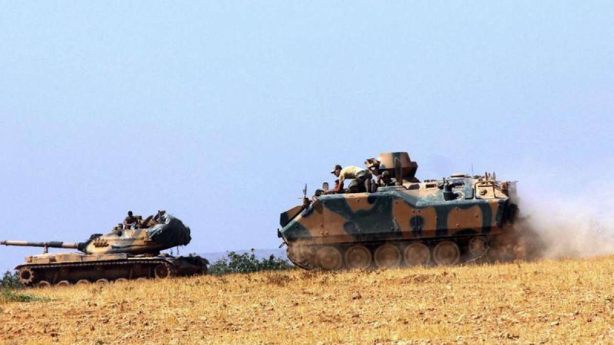 Un tanque y un vehículo blindado estacionados cerca de Karkamis, en Turquía, este martes.