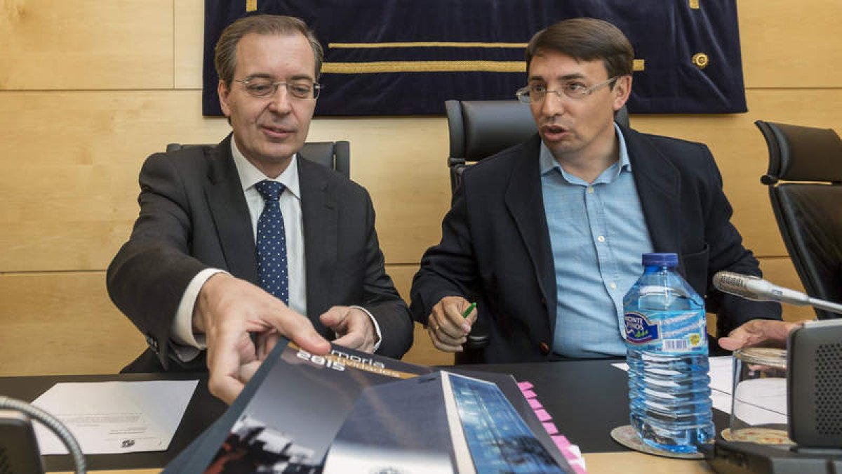 El presidente del CES, Germán Barrios, a la izquierda. R.GARCIA
