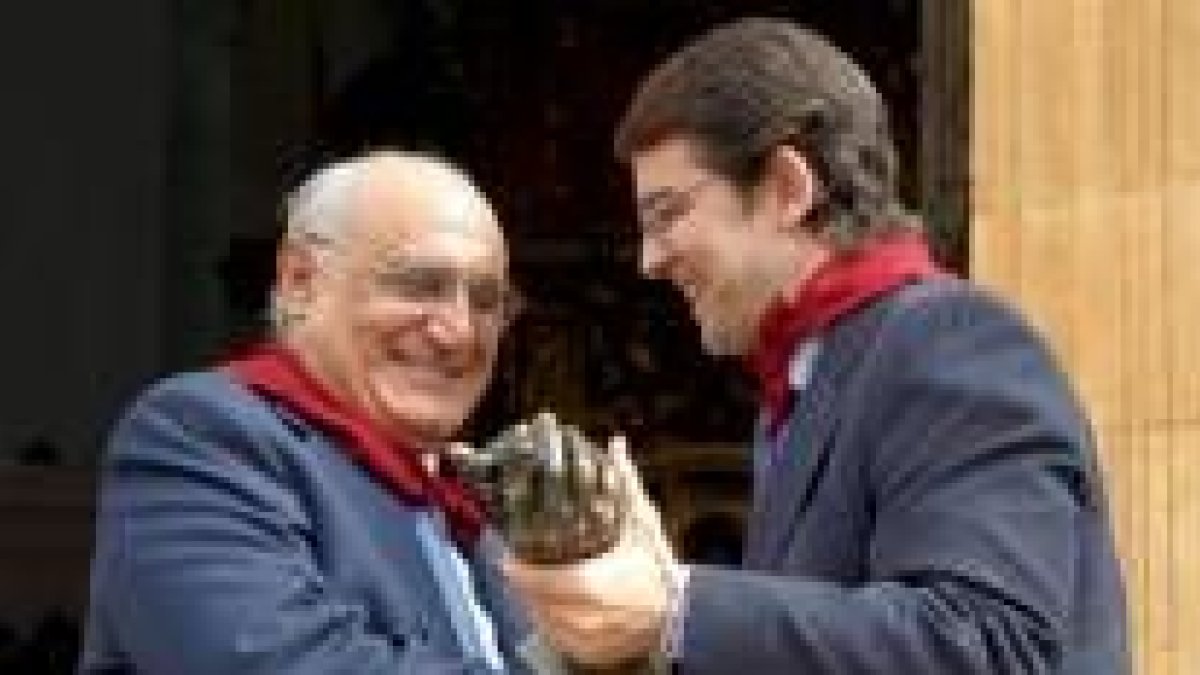 Hernando recibe el galardón de Bodeguero de Honor de manos de Alfonso Fernández Mañueco