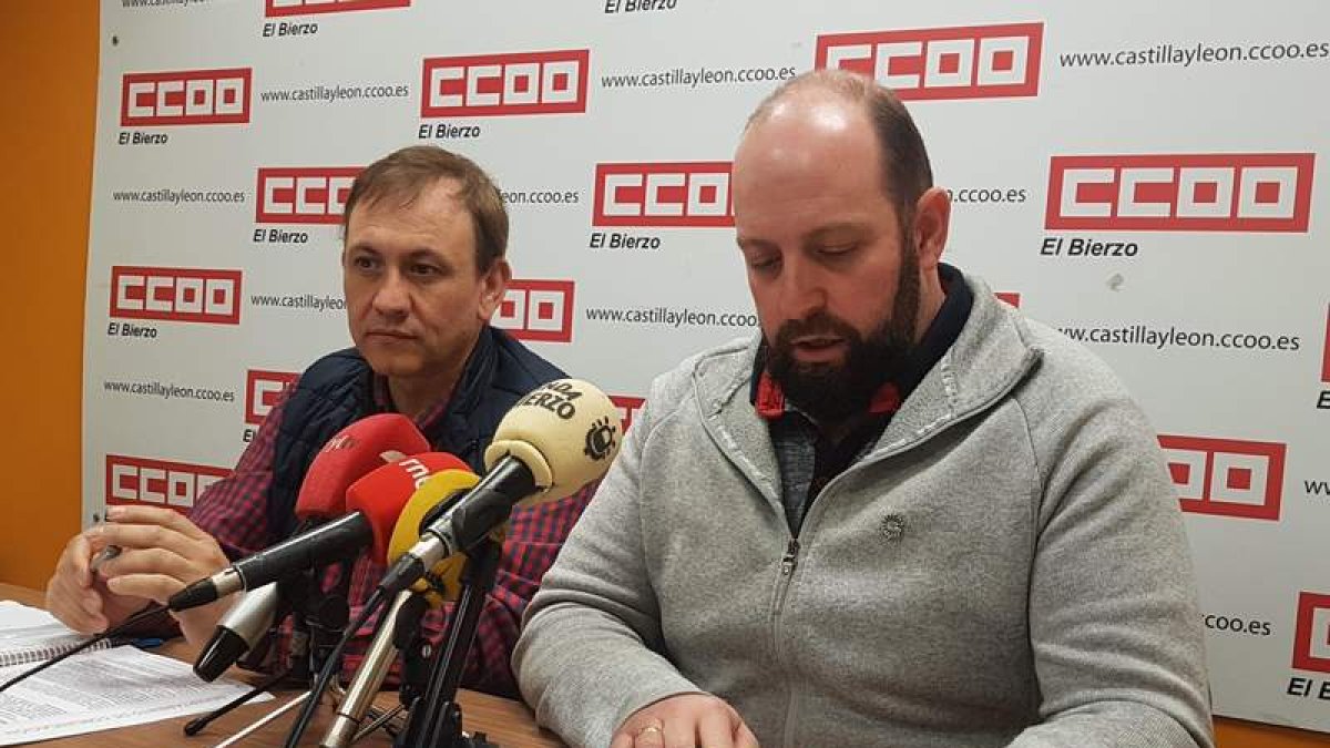 Jesús Crespo, izquierda, ayer junto a Ángel Manuel Santos. DL