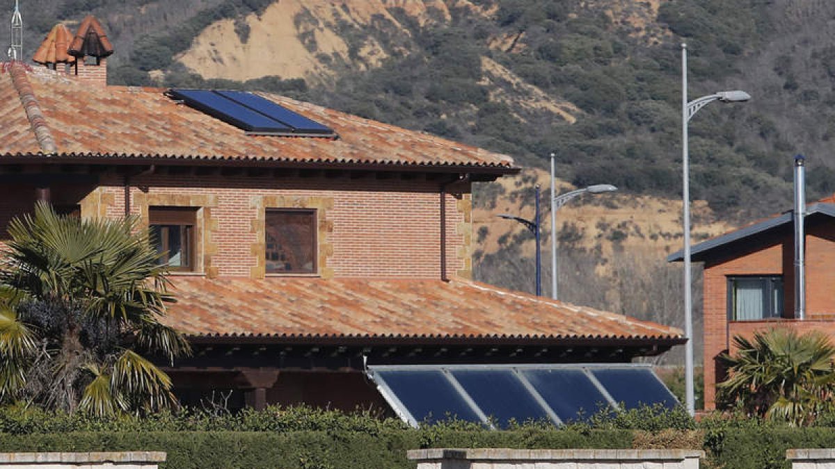 La proliferación de placas solares es un síntoma de la mayor implantación de fórmulas de energía limpia incluso en el consumo doméstico. RAMIRO