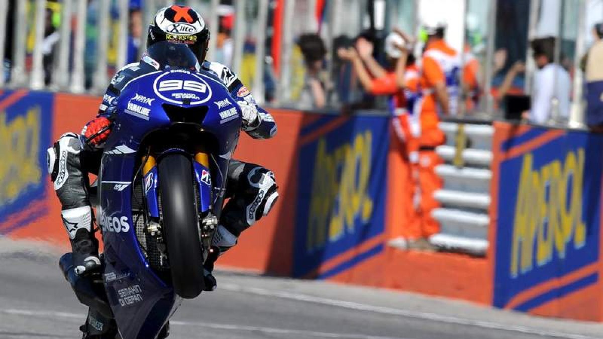 Jorge Lorenzo celebra con un ‘caballito’ en la misma línea de meta su importante triunfo en el circuito de Misano-Simoncelli.