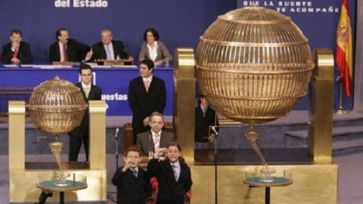 Niños de San Ildefonso, cantando la Lotería de Navidad