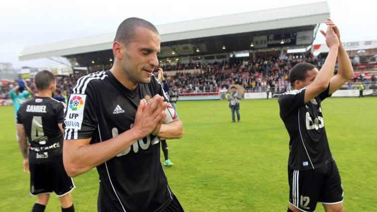 Yuri, con evidentes muestras de tristeza, devuelve con agradecimientos el cariño de la afición y parece pedir perdón por no haber podido llevar al equipo al play off. Wellington le sigue.