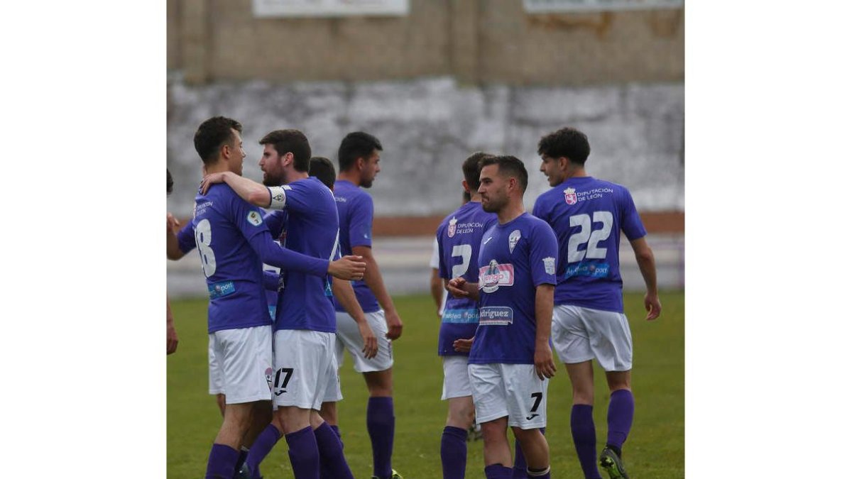 Los jugadores bañezanos celebran la victoria. FERNANDO OTERO