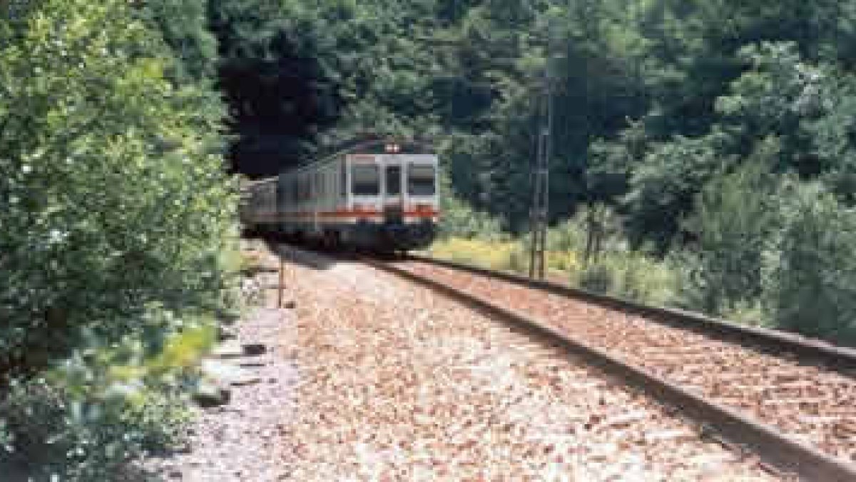 Un tramo del trazado ferroviario que une León con Asturias.