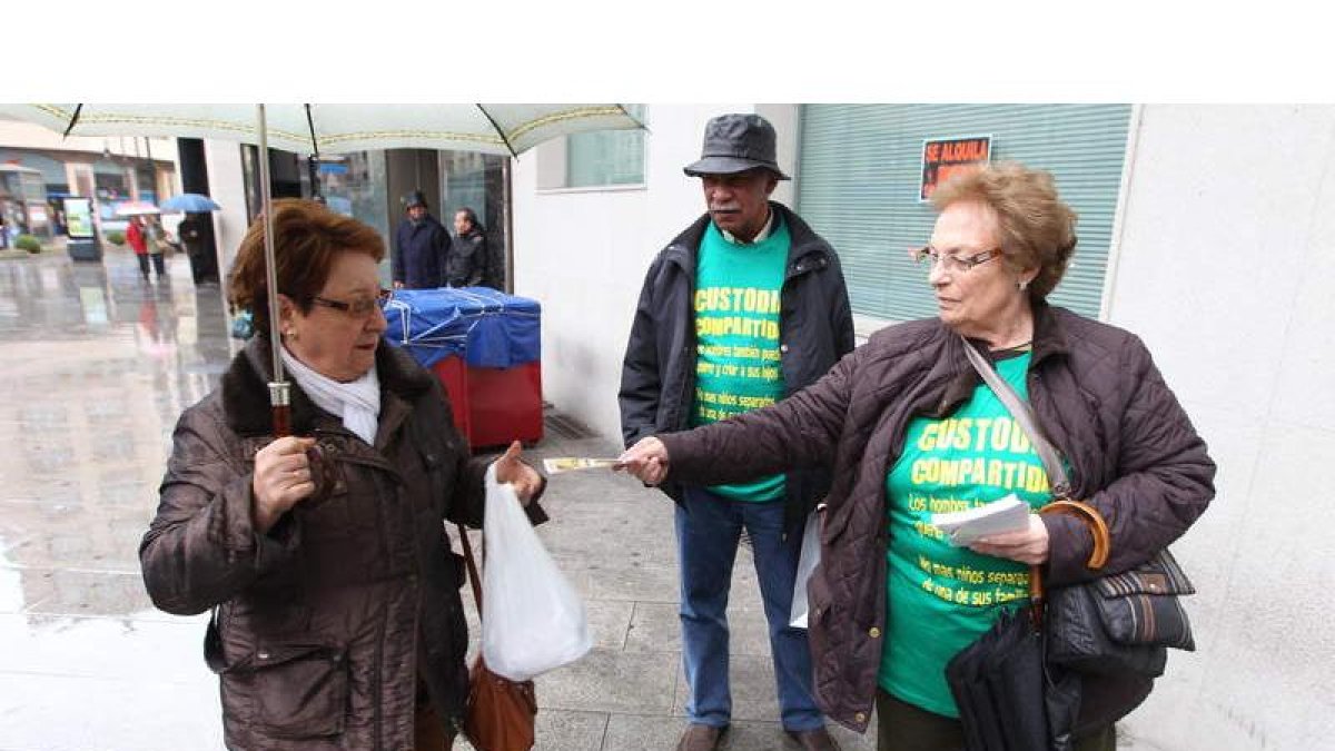 La ‘abuela coraje’ entrega una octavilla a una mujer.